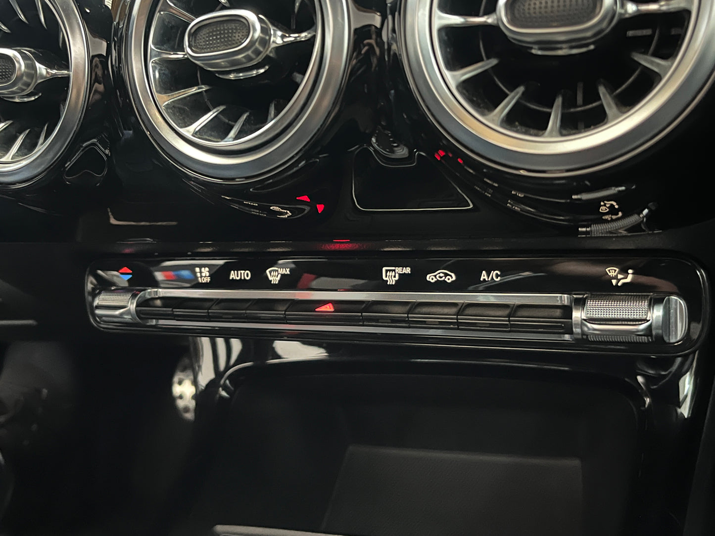 Mercedes-Benz A-klasse 200 AMG Premium - Pano - Sfeerverlichting - DAB+