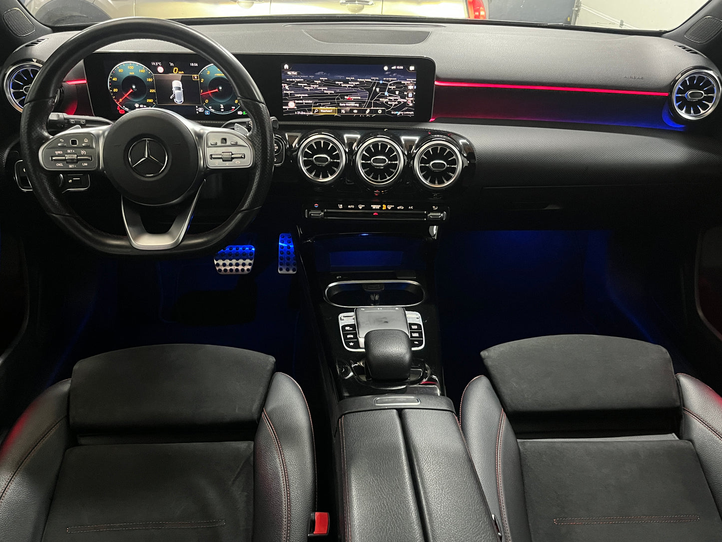 Mercedes-Benz A-klasse 200 AMG Premium - Pano - Sfeerverlichting - DAB+
