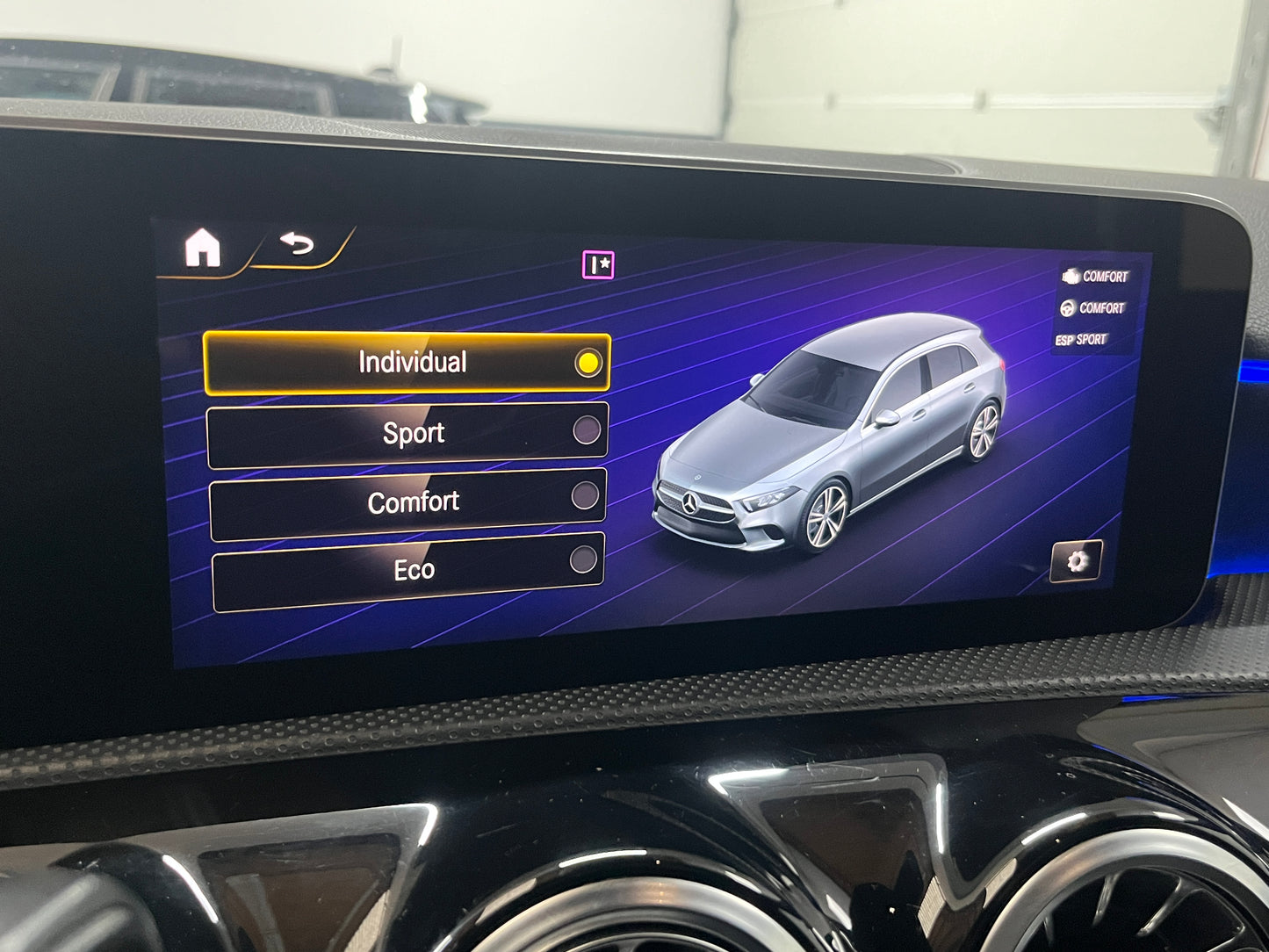 Mercedes-Benz A-klasse 200 AMG Premium - Pano - Sfeerverlichting - DAB+