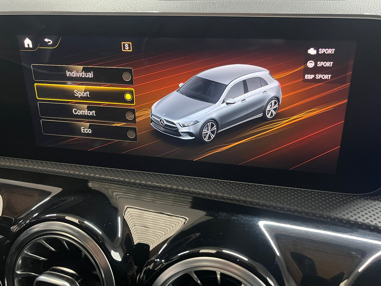 Mercedes-Benz A-klasse 200 AMG Premium - Pano - Sfeerverlichting - DAB+