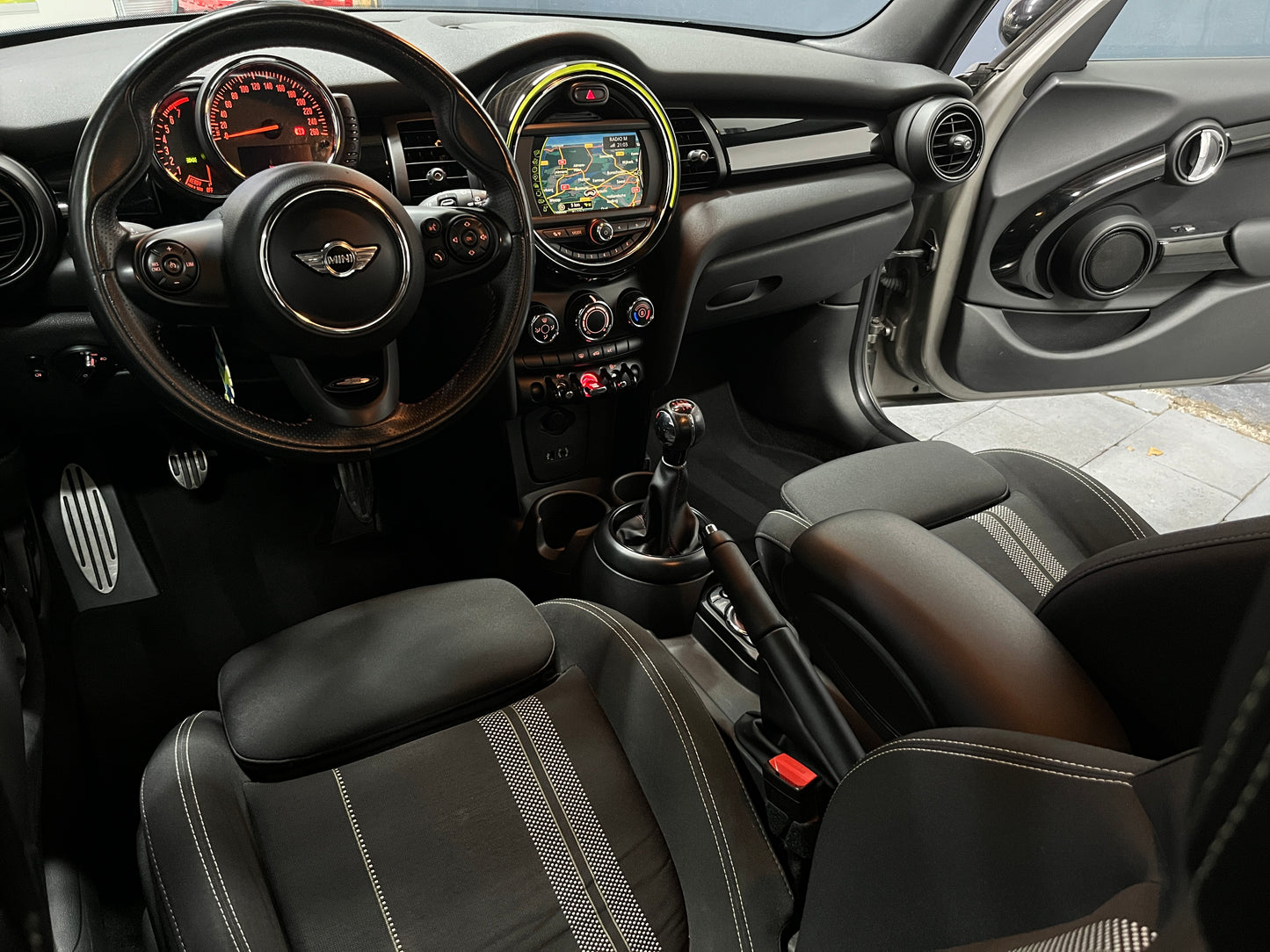 Mini 1.5 Cooper Business - John Cooper Works uitvoering - Navi - NAP