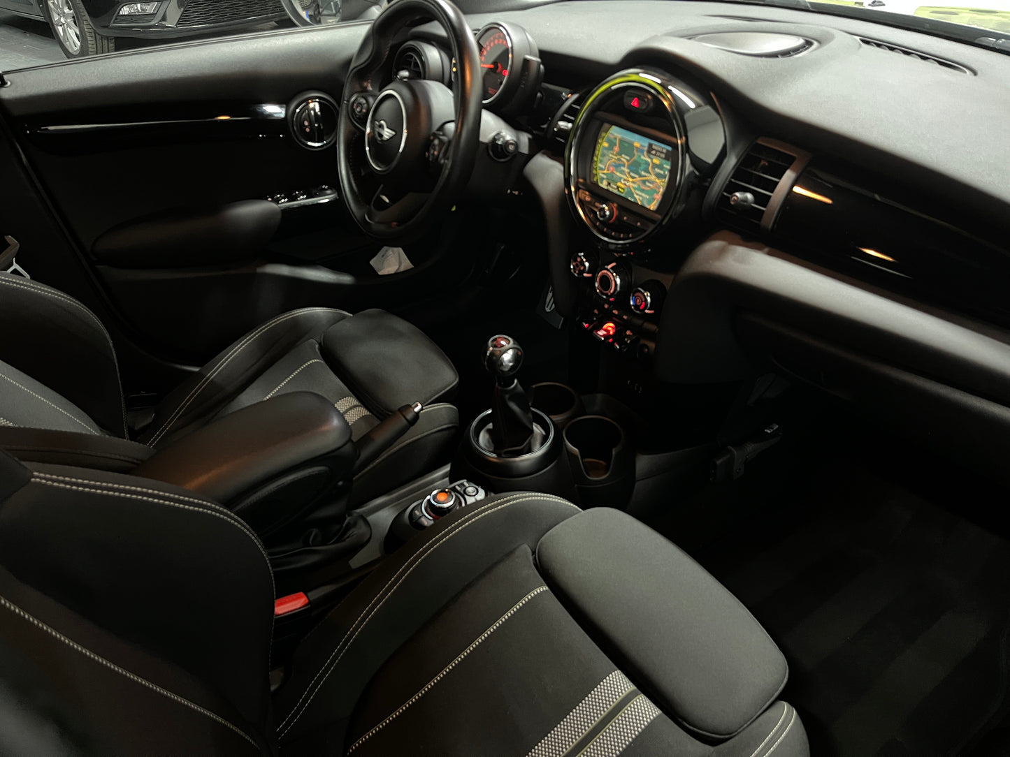 Mini 1.5 Cooper Business - John Cooper Works uitvoering - Navi - NAP